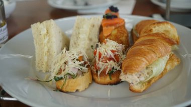 beyaz tabakta çeşitli lezzetli aperatifler