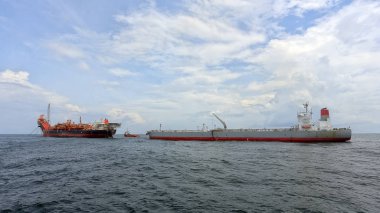 su yüzeyinde büyük kargo gemisi