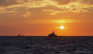 Güzel parlak gün batımı sırasında sakin denizde Tekne 