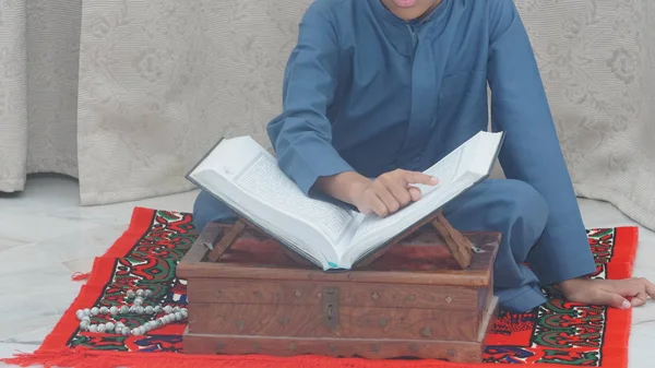 Sección Media Niño Musulmán Recitando Libro Sagrado Del Corán Mezquita — Foto de Stock