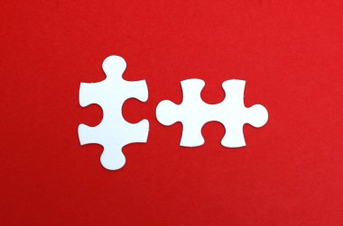 Kırmızı arka plan üzerinde iki beyaz kağıt bilmece