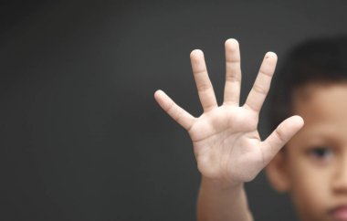 Sevimli küçük çocuk temiz palmiye stop jest yapma gösteren. Aile içi şiddet kavramı. 