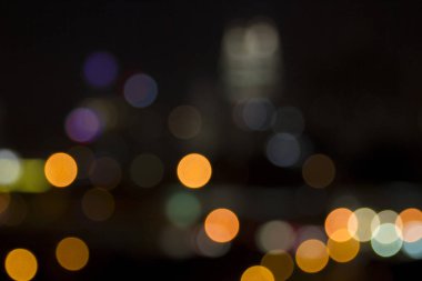 Night City sokak lambaları arka planda.
