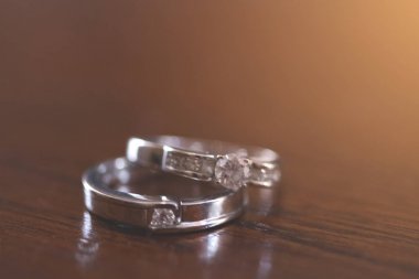 ahşap masa üzerinde güzel alyans