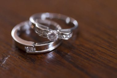 ahşap masa üzerinde güzel alyans