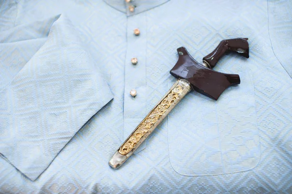 Bliska Widok Niebieskiej Męskiej Koszulki Ozdobnym Mieczem — Zdjęcie stockowe