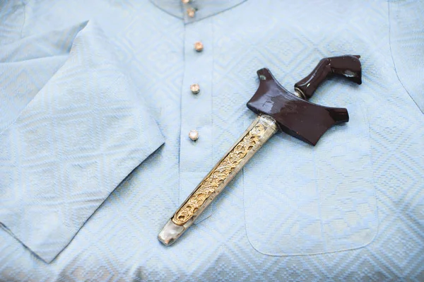 Vista Cerca Camisa Masculina Azul Con Espada Decorativa — Foto de Stock