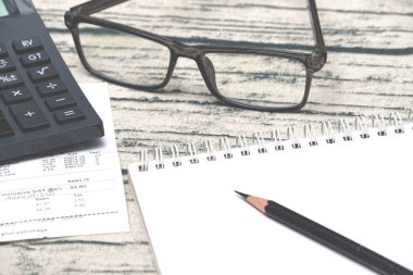 İş finansmanı ve vergi için konsept fikir. Hesap makinesi, makbuz, gözlük ve Not defteri