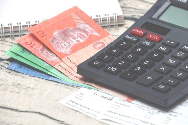 Malezya para birimi ve makbuzu ile hesap makinesi. Ekonomi ve iş konsepti