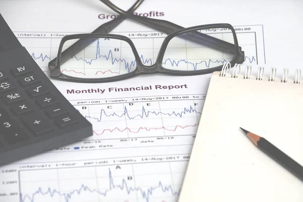 Finansal muhasebe borsa grafikleri analizi. Hesap makinesi ve kalem