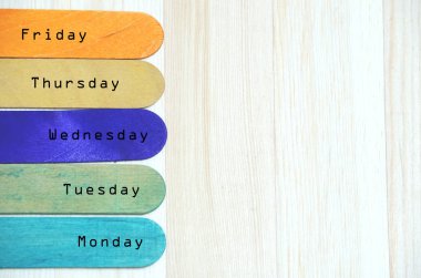 Kelime çekimleri yakın Pazartesi Salı Çarşamba Perşembe Cuma renkli dondurma üzerinde ahşap arka plan üzerinde sopa