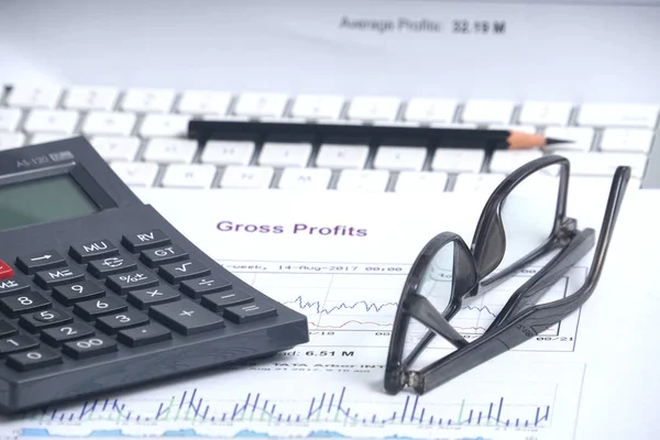 Finansal muhasebe borsa grafikleri analizi. Hesap makinesi ve kalem