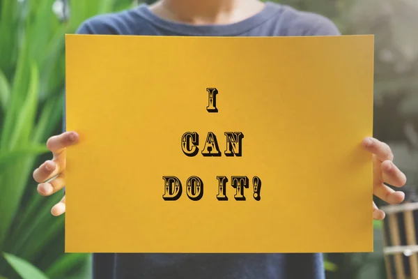 Boy Kezében Egy Plakát Írt Meg Tudom Csinálni Szava Motiváció — Stock Fotó