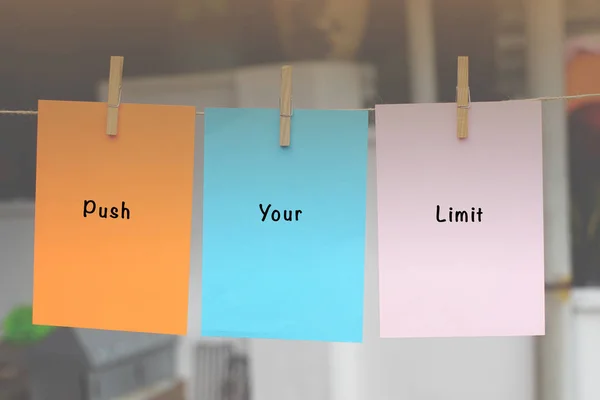 Word Cytuje Push Your Limit Papierze Samoprzylepnych Wiszące Przez Liny — Zdjęcie stockowe