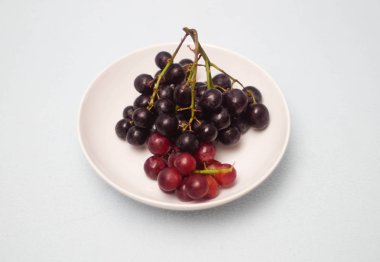 Plaka beyaz arka planda taze üzüm