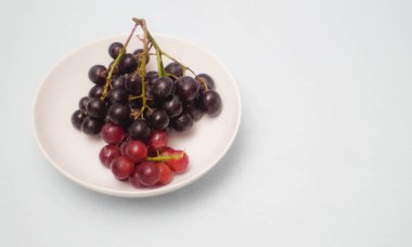Plaka beyaz arka planda taze üzüm