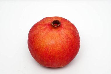 Beyaz arkaplanda nar meyvesi