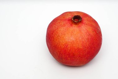 Beyaz arkaplanda nar meyvesi