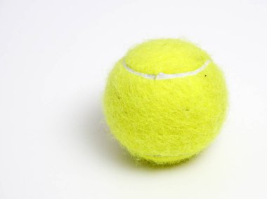 Beyaz arka plan üzerinde tenis topu