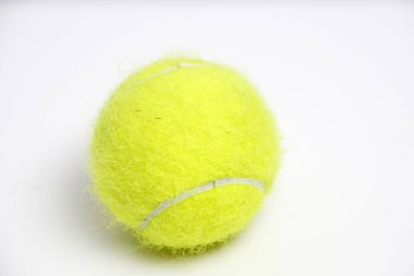 Beyaz arka plan üzerinde tenis topu