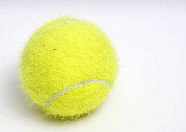 Beyaz arka plan üzerinde tenis topu