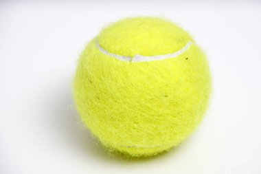 Beyaz arka plan üzerinde tenis topu