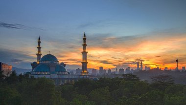 Federal bölge Camii veya Mescid Wilayah Persekutuan, Kuala Lumpur Malezya gündoğumu sırasında. Ön planda kasıtlı olarak düşük ışık