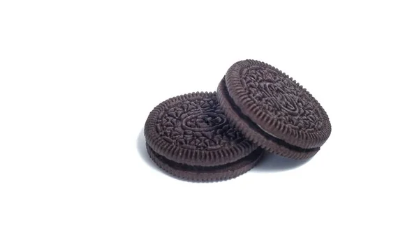 Schokoladenkeks Mit Sahnefüllung Isoliert Auf Weißem Hintergrund — Stockfoto