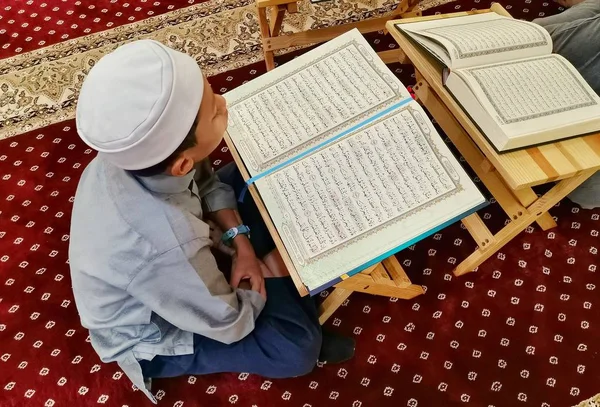 Kuala Lumpur Malásia Maio 2019 Jovem Muçulmano Recitando Alcorão Mês — Fotografia de Stock