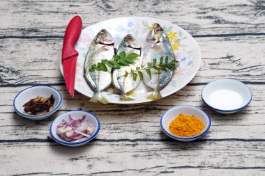 Balık köri yapmak için hazırlık için kurulum. Seçici odaklama.