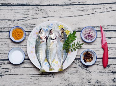 Balık köri yapmak için hazırlık için kurulum. 