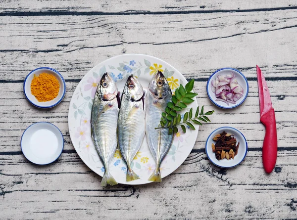 Balık köri yapmak için hazırlık için kurulum. 