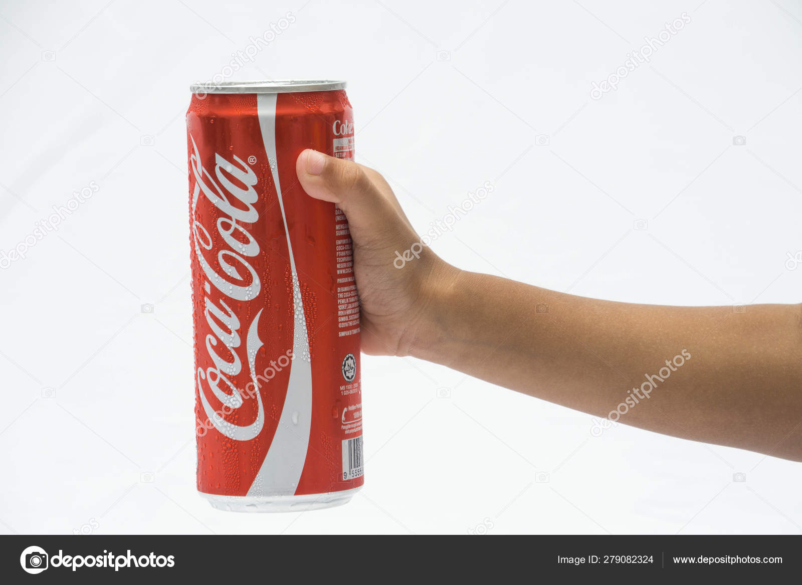 Close View Boy Holding Coca Cola Can Hand White Background – Stock  Editorial Photo © Dinmy73 #279082324