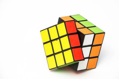 Renkli Rubik küpbeyaz arka plan üzerinde izole 