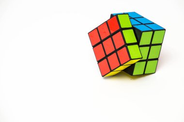 Renkli Rubik küpbeyaz arka plan üzerinde izole 