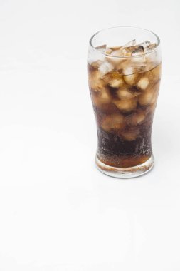 Beyaz arka planda izole edilmiş bir bardak buzlu kola 