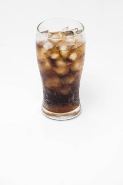 Beyaz arka planda izole edilmiş bir bardak buzlu kola 