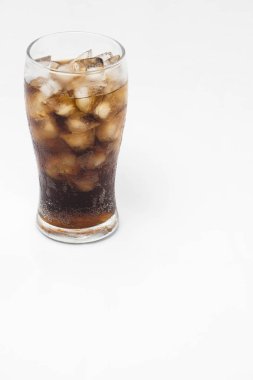 Beyaz arka planda izole edilmiş bir bardak buzlu kola 