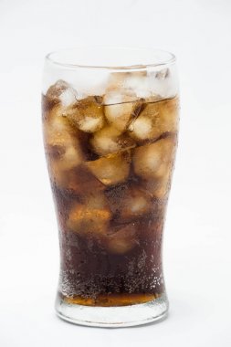 Beyaz arka planda izole edilmiş bir bardak buzlu kola 