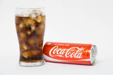 Kırmızı koka kola kutu ve beyaz arka plan üzerinde izole buz küpleri ile cam 