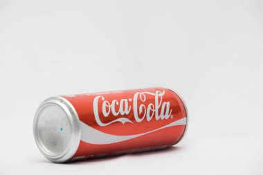 Kırmızı koka kola beyaz arka plan üzerinde izole edilebilir 