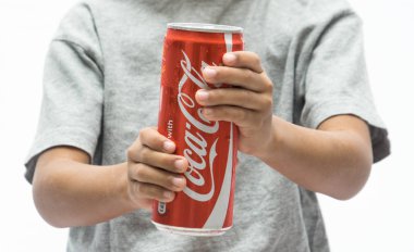 Gri t-shirt tutan çocuk yakın görünümü Coca-Cola beyaz arka planda olabilir 