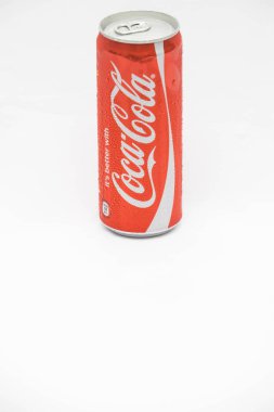 Kırmızı koka kola beyaz arka plan üzerinde izole edilebilir 