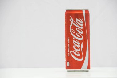 Kırmızı koka kola beyaz arka plan üzerinde izole edilebilir 