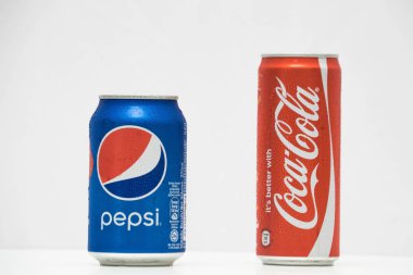Pepsi ve Coca Cola kutubeyaz arka plan üzerinde izole  