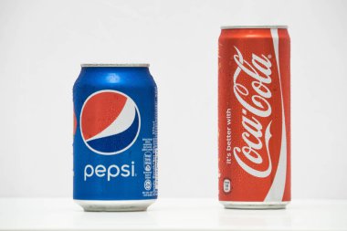 Pepsi ve Coca Cola kutubeyaz arka plan üzerinde izole  