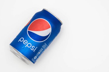 Mavi pepsi beyaz arka plan üzerinde izole edilebilir 