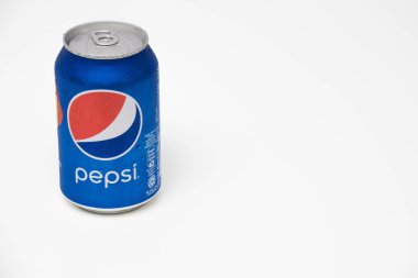 Mavi pepsi beyaz arka plan üzerinde izole edilebilir 