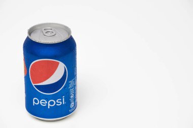 Mavi pepsi beyaz arka plan üzerinde izole edilebilir 