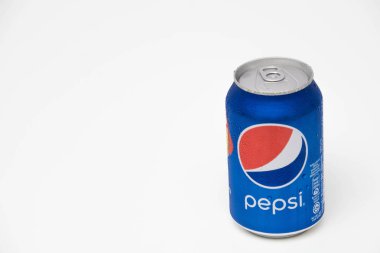 Mavi pepsi beyaz arka plan üzerinde izole edilebilir 